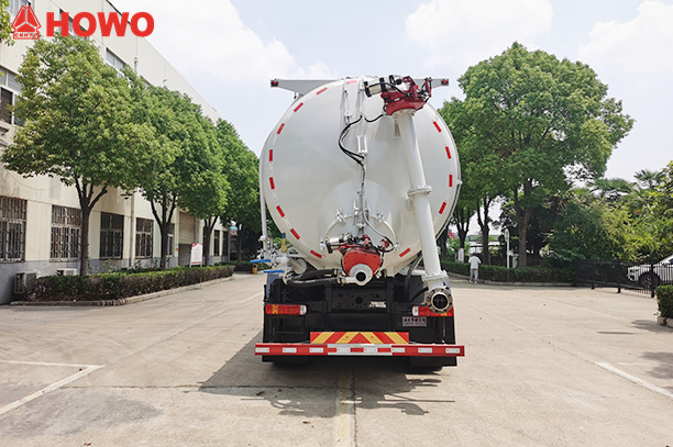 HOWO suction and pressure conveyor trucks