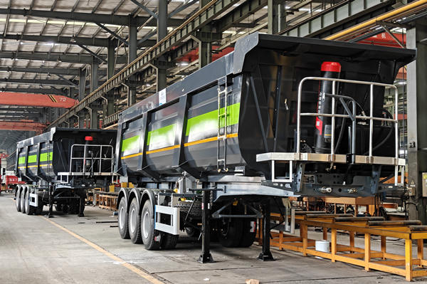 Dump semi-trailer shipment