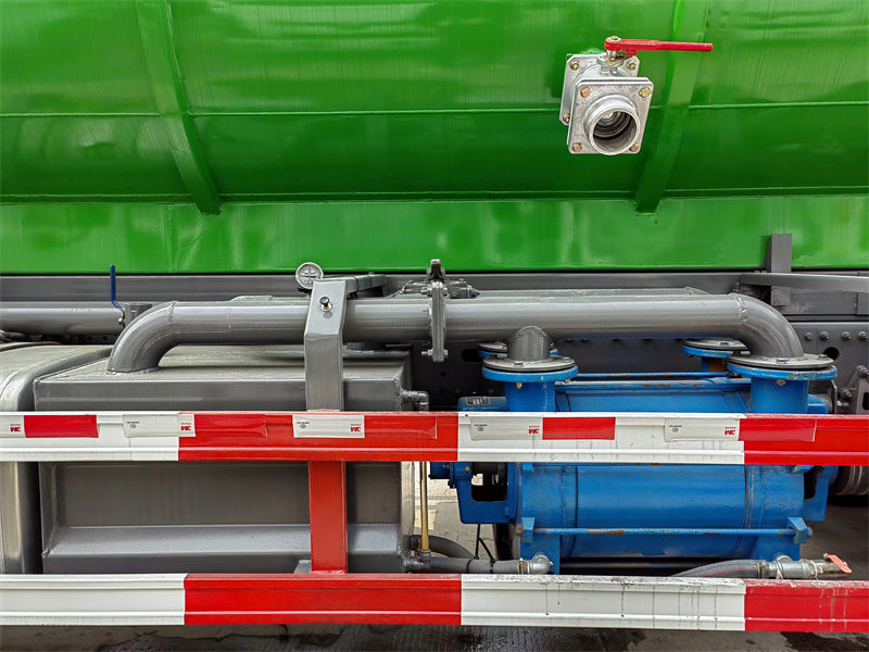 HOWO 12 wheeler vacuum tank truck