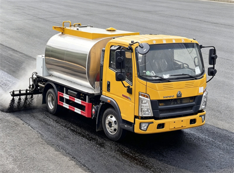 &nbsp;HOWO light asphalt spreader truck
