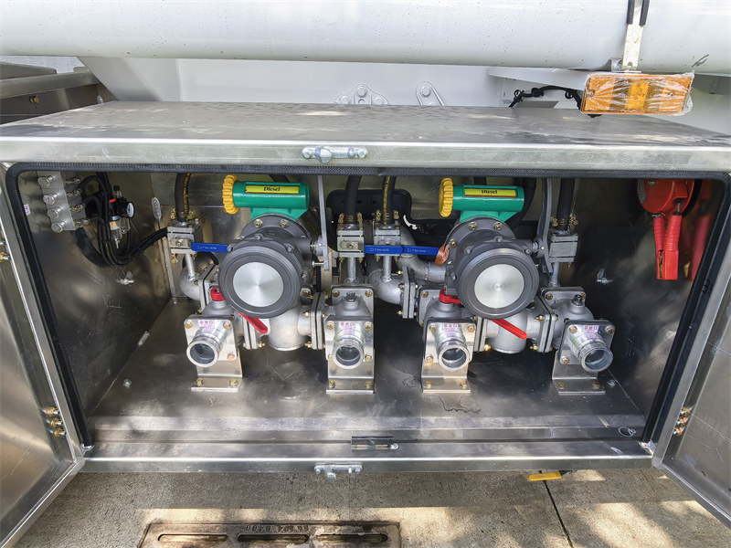 HOWO TX 20000L fuel tank truck
